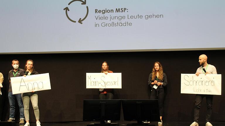Studierende präsentieren ihre Idee, wie sie Azubis und Berufseinsteiger im Kreis Main-Spessart untereinander und mit regionalen Firmen digital vernetzen wollen. Dafür gab es in der Lohrer Stadthalle den Publikumspreis. Studierende präsentieren ihre Idee, wie sie Azubis und Berufseinsteiger im Kreis Main-Spessart untereinander und mit regionalen Firmen digital vernetzen wollen. Dafür gab es in der Lohrer Stadthalle den Publikumspreis.