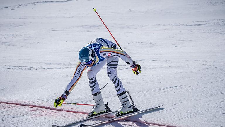 Ski alpin: Weltmeisterschaft - Alexander Schmid aus Deutschland überquert im Finale die Ziellinie. Ski alpin: Weltmeisterschaft - Alexander Schmid aus Deutschland überquert im Finale die Ziellinie.