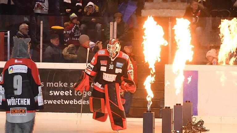 So steht es aktuell um den Eissport in Bad Kissingen       -  Heiß her geht es längst nicht mehr im Bad Kissinger Wolfsbau. 'Feuer' ist nur noch hinter den Kulissen. Unser Bild zeigt Goalie Benni Dirksen.