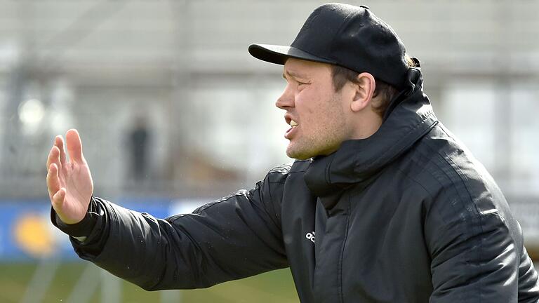 Trainer Julian Grell (TSV Aubstadt) hofft auf einen Sieg seiner Mannschaft im Spitzenspiel gegen die DJK Vilzing. Trainer Julian Grell (TSV Aubstadt) hofft auf einen Sieg seiner Mannschaft im Spitzenspiel gegen die DJK Vilzing.