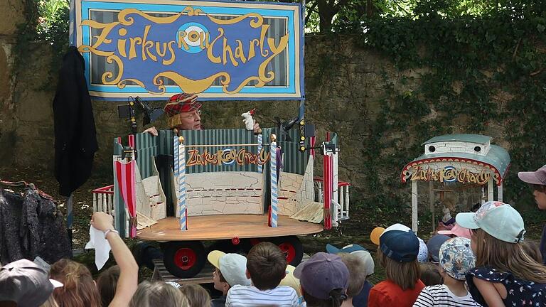 Begeisterte Kinder bei der Show von Zirkus RollCharly am Sonntagnachmittag. Begeisterte Kinder bei der Show von Zirkus RollCharly am Sonntagnachmittag.