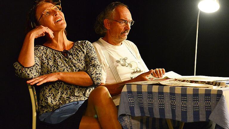 Irmi und Edgar (Silvia und Wolfgang Klösel) mimen den Mann-Frau-Gegensatz: Sie schwärmt von &bdquo;kultureller und menschlicher Erbauung&ldquo;, er empfiehlt ihr die Küche, denn da habe sie alles, was sie braucht.