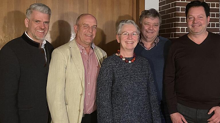 Das Bild zeigt den Vorsitzenden es Gesundheitspolitischen Arbeitskreises der CSU, Dr. Alexander Ambros (rechts), seine Stellvertreter Dr. Toni Aumüller (Zweiter von rechts) und Dr. Barbara Goschenhofer (Dritte von rechts), Schriftführer Dr. Jürgen Welsch und MdL Steffen Vogel.