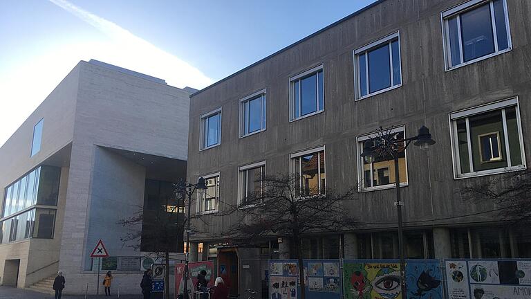 Das Kassengebäude der Stadt Schweinfurt, rechts im Bild. Ein Teil der Verwaltung ist hier untergebracht. Was aus dem Gebäude, das ursprünglich abgerissen und neu errichtet werden sollte, wird, ist noch unklar.