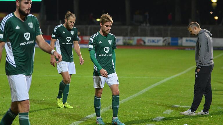 Tiefe Enttäuschung: Nach dem 0:1 gegen Türkgücü München schleichen die Schweinfurter Spieler (von links) Lucas Zeller, Kristian Böhnlein und Jannis Rabold vom Feld - FC-05-Trainer Christian Gmünder mag gar nicht hinsehen.