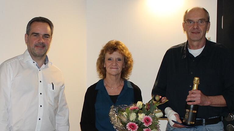 Bürgermeister Michael Schnupp (links) verabschiedete den langjährigen Leiter des Tourismusbüros, Bernhard Link (rechts) in den Ruhestand. Sein Dank galt auch Links Ehefrau Karin.