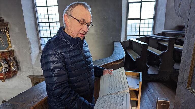 Die Zeit brachte Veränderung: Berthold Lörzer beim Blättern in den Liedbücher. Das neue Gotteslob hatte erst jüngst für Veränderung in der Kirchenmusik geführt.