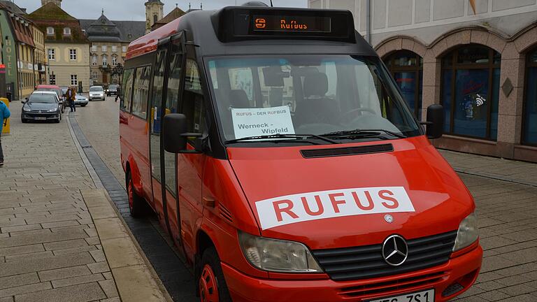 Solche Kleinbusse, wie hier beim längst eingestellten Rufbus-System in Werneck, sollen im südlichen Landkreis Schweinfurt zum Einsatz kommen. In einem Pilotprojekt soll ab Mai der Bus auf Bestellung in jedes Dorf kommen.&nbsp;