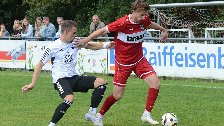 Maximilian Franz (rechts auf einem Archivbild mit Fabian Carl vom FC Coburg) und seine TuS Frammersbach verloren das Freitagsspiel in der Landesliga Nordwest bei der DJK Don Bosco Bamberg.