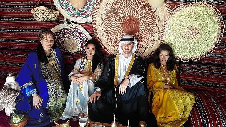 Angekommen: Lilly Lippert, im Bild (rechts) mit Freunden, studiert auf Zeit in den Arabischen Emiraten.