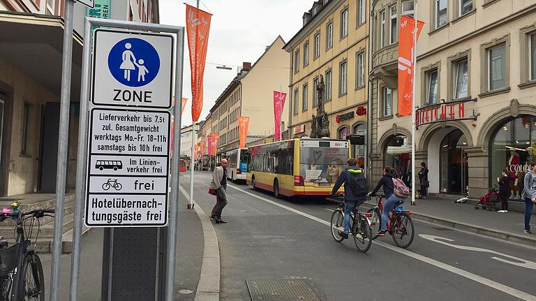 Noch etliche Autofahrer ignorieren das Durchfahrtsverbot in der unteren Theaterstraße.&nbsp;