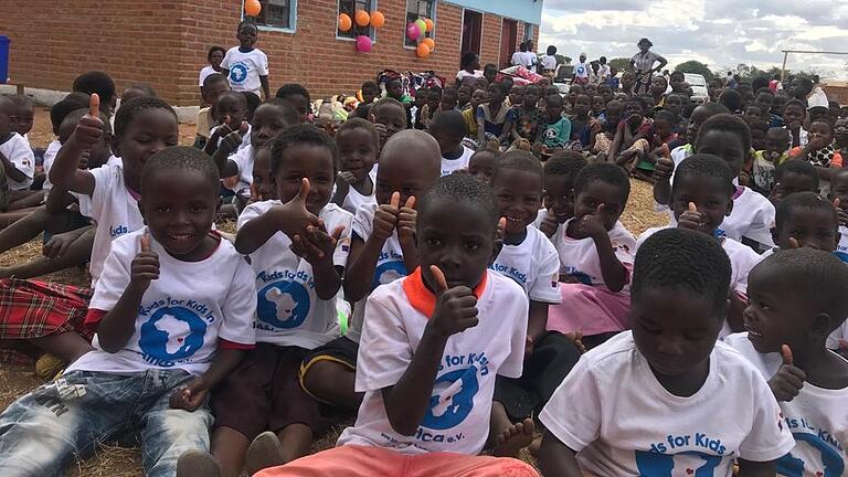 Glückliche Waisenkinder vor ihrem neuen Heim, das der Verein „Kids for Kids in Africa“ im Dorf Chioko-Kanoni in Mchinji/Malawi entstehen ließ.