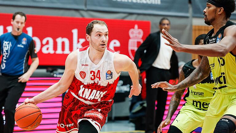 Baskets-Kapitän Felix Hoffmann im Spiel gegen Bayreuth (im Bild im Zweikampf Terry Allen).