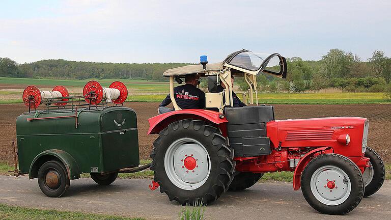 Die Feuerwehr von Hollstadt war mit einem Materialwagen aus dem Jahr 1942 dabei. Auch der Traktor ist schon eine Antiquität.       -  Die Feuerwehr von Hollstadt war mit einem Materialwagen aus dem Jahr 1942 dabei. Auch der Traktor ist schon eine Antiquität.