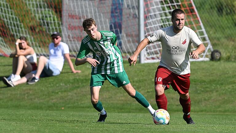 Raphael Sturdza (rechts) und die SG Herbstadt/Irmelshausen kassierten im Heimspiel gegen den FC Untererthal (links Elias Schneider) die erste Saisonniederlage.