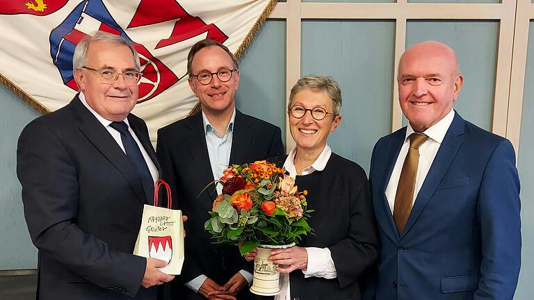 Museumsleiterin Ariane Weidlich wurde im Rahmen der Verbandsversammlung verabschiedet. , Bezirkstagspräsident Stefan Funk (von links), der stellvertretende Museumsleiter Niklas Hertwig und Landrat Thomas Habermann dankten für ihr Engagement.