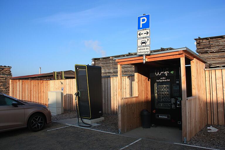 Im Hirtenweg in Unterspiesheim steht eine 50-KW-Schnellladesäule für Elektrofahrzeuge. Im Hirtenweg in Unterspiesheim steht eine 50-KW-Schnellladesäule für Elektrofahrzeuge.