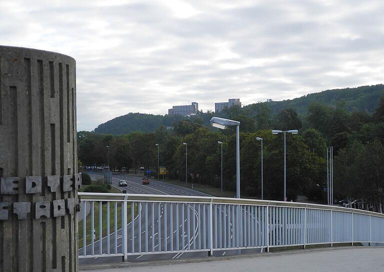 Projekt Seilbahn zum Rhön-Klinikum Campus: Von hier an der Falaiser Brücke würde die Gondel starten. Angepeilter Zeittakt: Fünf Minuten