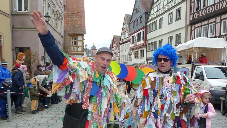 Dicht gedrängt standen die Faschingsnarren am Sonntagnachmittag, als sich der Ochsenfurter Gaudiwurm durch die Altstadt schlängelte.