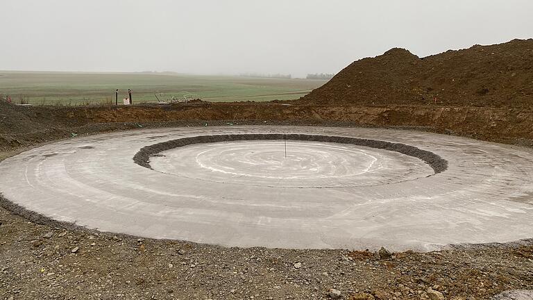 Noch zeugen lediglich anfängliche Fundamentarbeiten vom neuen Windpark Wülfershausen-Wargolshausen. Ende des kommenden Jahres sollen die zehn Windräder in Betrieb gehen.