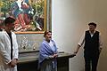 Die Darsteller des Rollenspiels vor der Stuppacher Madonna, von links: Josua Landwehr, Silke Dörr und Dr. Adalbert Ruhnke.