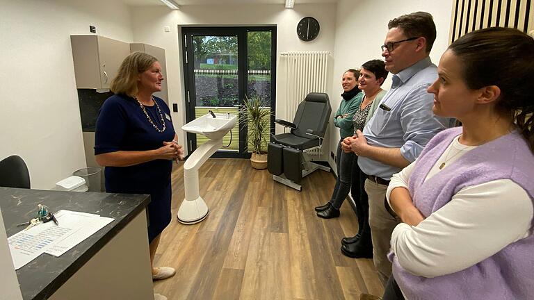 Einrichtungsleiterin Monika Heusinger (links) führte die Mitglieder des Mellrichstädter Sozialausschusses sowie Gäste durch das neue Franziska-Streitel-Altenheim, wo auch ein Raum für einen Friseurbesuch sowie Fußpflege eingerichtet ist. Einrichtungsleiterin Monika Heusinger (links) führte die Mitglieder des Mellrichstädter Sozialausschusses sowie Gäste durch das neue Franziska-Streitel-Altenheim, wo auch ein Raum für einen Friseurbesuch sowie Fußpflege eingerichtet ist.