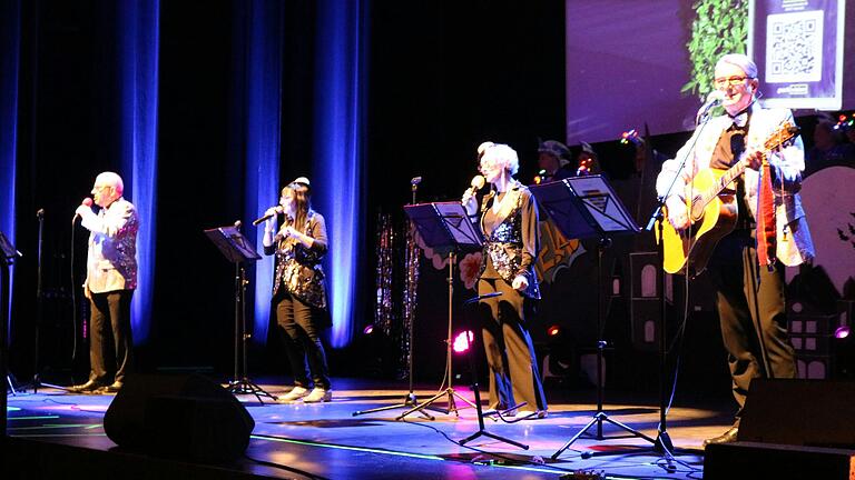 Das Stadtgeschehen nahmen die Lohrer Nachtschwärmer (von links: Arno Schmitt, Andrea Bartel, Anneliese Herteux und Christoph Müller) musikalisch unter die Lupe. Das Stadtgeschehen nahmen die Lohrer Nachtschwärmer (von links: Arno Schmitt, Andrea Bartel, Anneliese Herteux und Christoph Müller) musikalisch unter die Lupe.