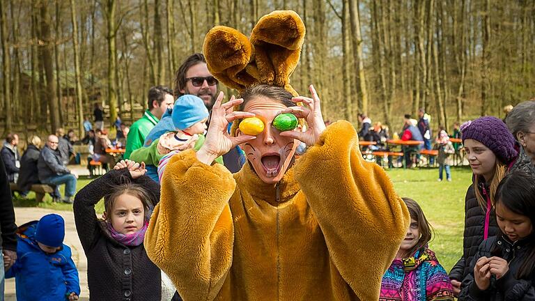 Jedes Jahr kommen am Ostersonntag viele Familien in den Schweinfurter Wildpark, um ein paar bunte Eier und Süßigkeiten zu ergattern oder mit der Osterhasenfrau Helene allerlei Lustiges erleben.