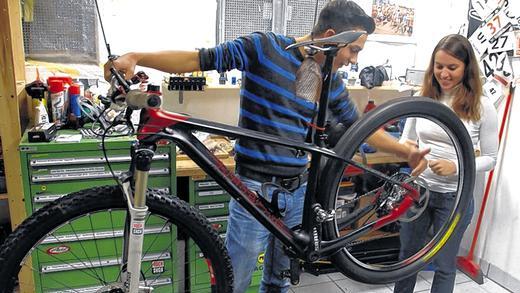 In der Werkstatt tüfteln die Geschwister an der Zusammenstellung des sündhaft teuren Sportgeräts.