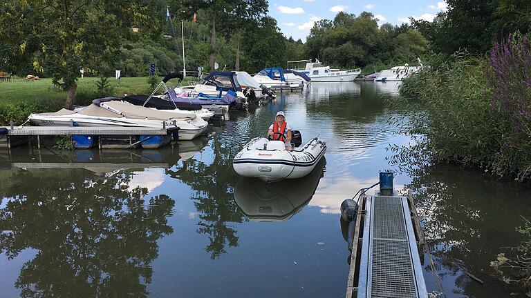 Schwimmweste nicht vergessen: Allein im Motorboot. Foto: Gerhard Braun