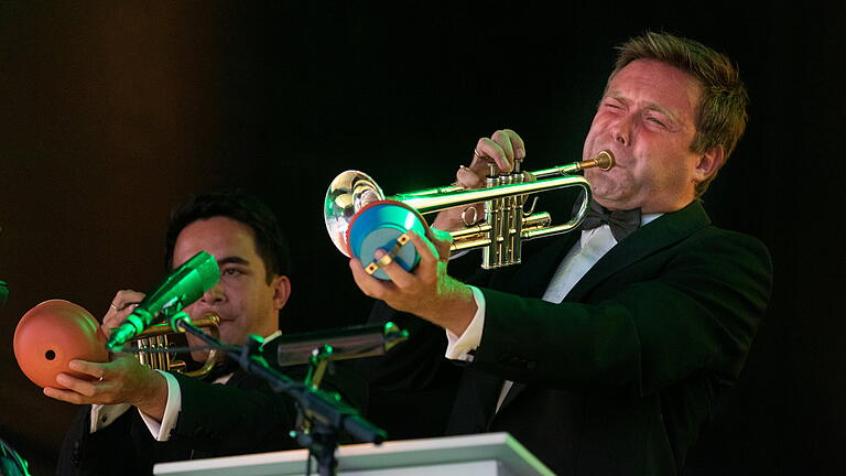 Moki Efti Orchestra       -  Das Moka Efti Orchestra  (die original Big Band aus der Serie 'Babylon Berlin”) tritt am Mittwoch (31.07.19) beim Würzburger Hafensommer auf. Das 14-köpfiges Ensemble bringt die Musik und das Lebensgefühl der 20er Jahre an den Alten Hafen zurück.