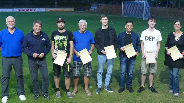 Ehrungen beim TSV-Hohenfeld (von links): Vorsitzender Rainer Knauf und Volker Pudenz ehrten Michael Schmidt, Herbert Knöll, Florian Knauf, Christian Weichselfelder, Niklas Thomas und Melanie Brückner. Ehrungen beim TSV-Hohenfeld (von links): Vorsitzender Rainer Knauf und Volker Pudenz ehrten Michael Schmidt, Herbert Knöll, Florian Knauf, Christian Weichselfelder, Niklas Thomas und Melanie Brückner.