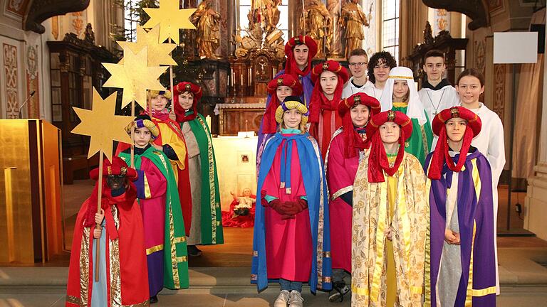 Die Wiesentheider Sternsinger in der St. Mauritiuskirche kurz vor ihrer Aussendung. 16 Mädchen und Buben brachten die frohe Botschaft der Geburt Jesu in die Häuser. Die Wiesentheider Sternsinger in der St. Mauritiuskirche kurz vor ihrer Aussendung. 16 Mädchen und Buben brachten die frohe Botschaft der Geburt Jesu in die Häuser.