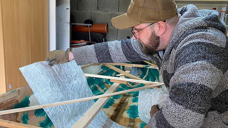 Damit das Boot wasserdicht wird, hat Martin Gritschke es mit Epoxidharzfolie ausgelegt. Damit das Boot wasserdicht wird, hat Martin Gritschke es mit Epoxidharzfolie ausgelegt.
