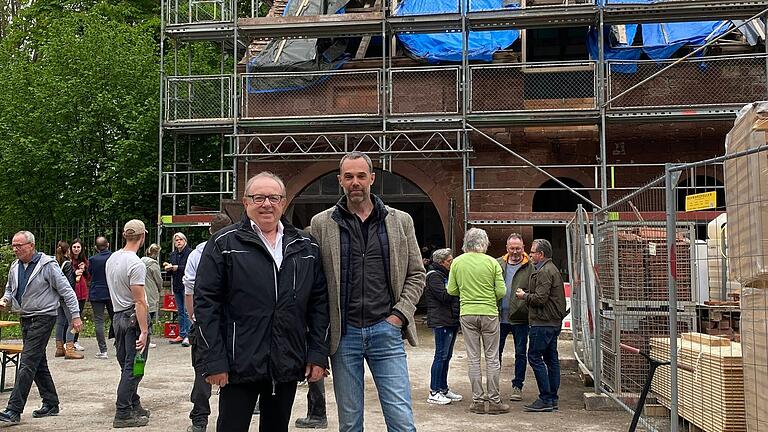 Uettingens Bürgermeister Edgar Schüttler (vorne links) und Architekt Roland Breunig von Archikult (rechts) freuen sich über den Meilenstein für&nbsp;'Wohnen am Schloss'.