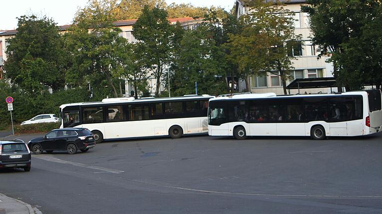 Blick auf den Parkplatz am Schulzentrum in Eltmann, wo die Busse aus unterschiedlichen Richtungen kommen, in den ersten Tagen aber auch zu spät.