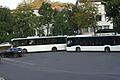 Blick auf den Parkplatz am Schulzentrum in Eltmann, wo die Busse aus unterschiedlichen Richtungen kommen, in den ersten Tagen aber auch zu spät.