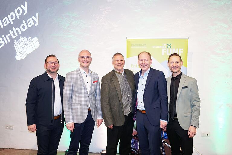 Auch die fünf derzeitigen Bürgermeister der 'Gastlichen Fünf'nahmen an der Jubiläumsveranstaltung teil (von links): Matthias Bielek (Bürgermeister Dettelbach), Dieter Lenzer (Bürgermeister Iphofen), Heiko Bäuerlein (Bürgermeister Volkach), Stefan Güntner (Bürgermeister Kitzingen) und Thorsten Wozniak (Bürgermeister Gerolzhofen).