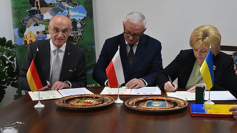 Damit ist die trilaterale Partnerschaft offiziell: Landrat Wilhelm Schneider, Landrat Dariusz Pilśniak und Bürgermeisterin Miroslava Pelts (von links) unterzeichnen die Vereinbarung.