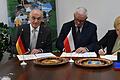 Damit ist die trilaterale Partnerschaft offiziell: Landrat Wilhelm Schneider, Landrat Dariusz Pilśniak und Bürgermeisterin Miroslava Pelts (von links) unterzeichnen die Vereinbarung.