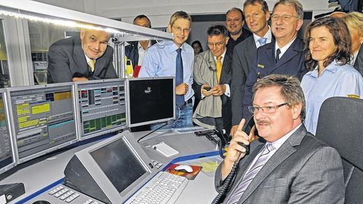 Ein Jahr Innen-Staatssekretär: Der Pusselsheimer Gerhard Eck ganz in seinem Element bei der kürzlichen Eröffnung der Integrierten Leitstelle für Rettungskräfte bei der Berufsfeuerwehr in Würzburg.