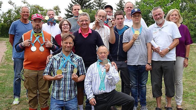 Die erfolgreichen Sportler der Mainfränkischen Werkstätten mit ihren Betreuern auf einem Bild vereint: (hinten von links): Herbert Weidner, Carsten Beck (Rad), Martin Öhring (Schwimmen), Michael Reusch (Golf), Geschäftsführer Dieter Körber. Mitte: (von links) Andreas Liebscher (Golf), Anne Weiglein (Tischtennis), Trainer Zenon Droszcz, Norman Thieme (Golf), Betreuer Stefan Amend, Daniel Ebert (Schwimmen), Betreuer Dieter Anderlohr und Astrid Machat. Vorne: (von links) Stefan Weidner (Schwimmen) und Cornel Boger (Schwimmen).