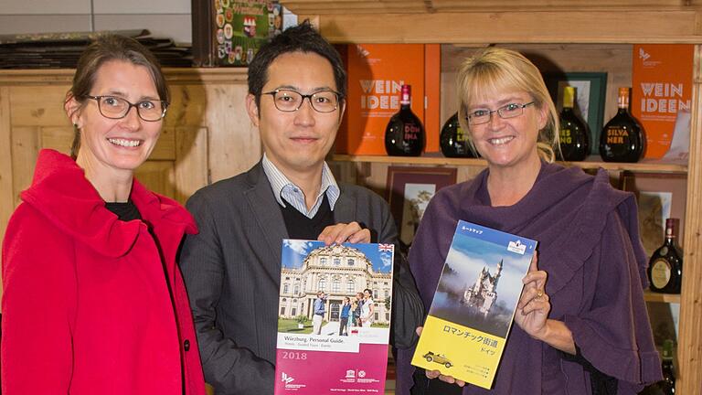 Station in der Tourist-Info (von links): Katja Schröder, Ryota Chono und die Leiterin der Tourist Info-im Falkenhaus, Maria Pertmann-Ley, hatten eine Woche Zeit für einen intensiven Austausch in Sachen Tourismus und Städtepartnerschaft.