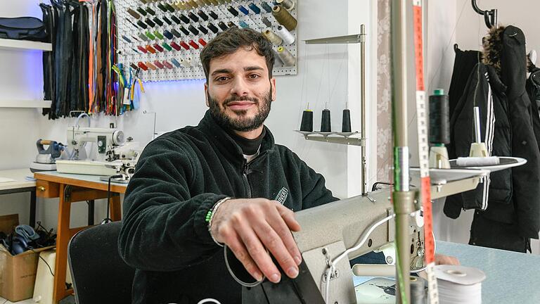 Mohamad Fathi Yasin hat trotz Corona-Pandemie seine eigene Änderungsschneiderei in der Juliuspromenade in Würzburg eröffnet. Mohamad Fathi Yasin hat trotz Corona-Pandemie seine eigene Änderungsschneiderei in der Juliuspromenade in Würzburg eröffnet.