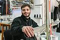 Mohamad Fathi Yasin hat trotz Corona-Pandemie seine eigene Änderungsschneiderei in der Juliuspromenade in Würzburg eröffnet.