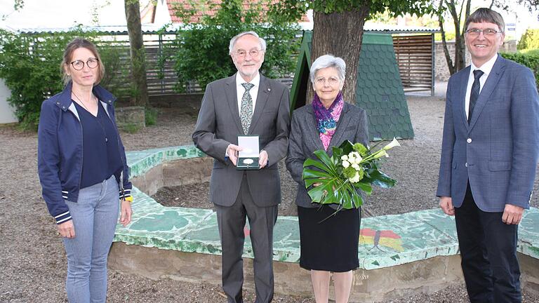 Auszeichnung für hervorragende Arbeit: Der ehemalige zweite Bürgermeister Dieter Wagner erhielt die Bürgermedaille in Gold. Auf dem Bild freuen sich (von links) Geschäftsleiterin Birgit Grob, Dieter und Annemarie und Wagner sowie Bürgermeister Ulrich Werner.