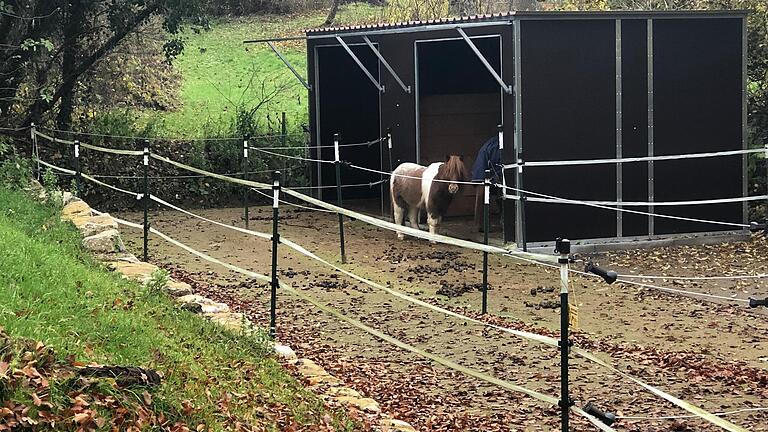 Ein Pferdestall im Außenbereich von Zell am Main wurde illegal gebaut und soll auf Anordnung des Würzburger Landratsamtes wieder zurück gebaut werden.&nbsp;