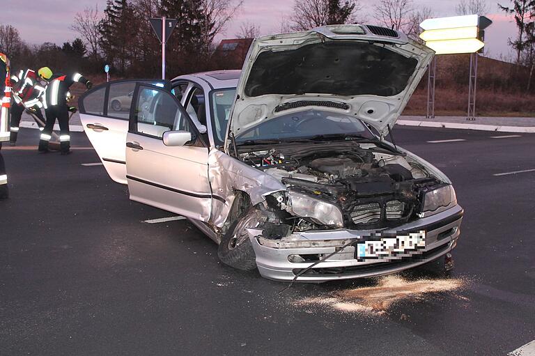 Am 3-er BMW des Unfallverursachers entstand wirtschaftlicher Totalschaden.