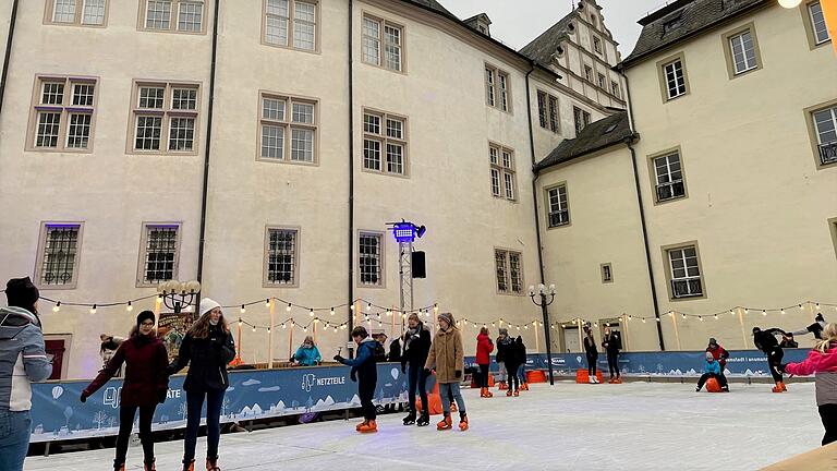 Auf 300 Quadratmetern Eisfläche drehen Schlittschuhfans im Bad Mergentheimer Schlosshof ihre Runden. Auf 300 Quadratmetern Eisfläche drehen Schlittschuhfans im Bad Mergentheimer Schlosshof ihre Runden.