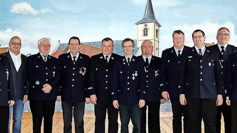 Verabschiedungen und Jubiläen gab es bei der Hauptversammlung der Freiwilligen Feuerwehr Seubrigshausen. Von links: Wolfgang Klöffel (2. Kommandant), Michael Kastl (1. Bürgermeister), Walfried Müller, Joachim Schneider (beide nach Erreichung der A...       -  Verabschiedungen und Jubiläen gab es bei der Hauptversammlung der Freiwilligen Feuerwehr Seubrigshausen. Von links: Wolfgang Klöffel (2. Kommandant), Michael Kastl (1. Bürgermeister), Walfried Müller, Joachim Schneider (beide nach Erreichung der Altersgrenze aus dem aktiven Dienst verabschiedet), Burkard Schodorf, Edwin Gehrig, Michael Schodorf, Norbert Franz (alle geehrt für 40 Jahre aktiven Dienst), Michael Dietz (1. Kommandant), Marco Hornung (geehrt für 25 Jahre aktiven Dienst), Tobias Schodorf (1. Vorsitzender).